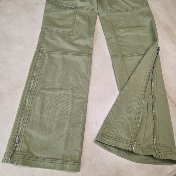 BDG Pants - 🛠 BDG Urban Outfitters Olive Zip-Flare Utility Cargos 🛠 Size 0. NWOT